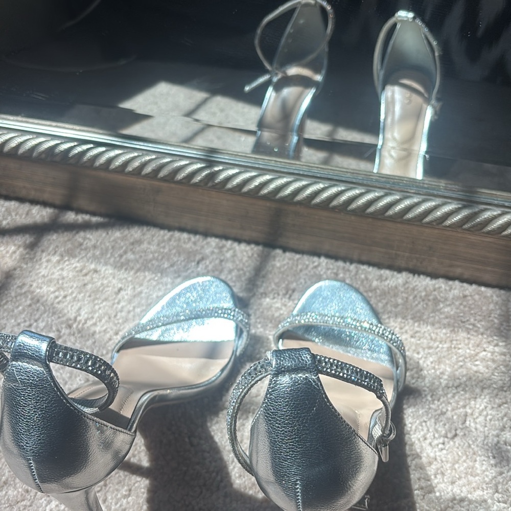 Aldo Silver Heels with Elegant Design - Picture 2 of 5